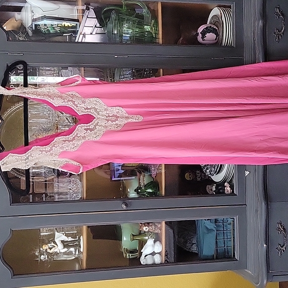 Vintage 1950s bright pink Glydon's of Hollywood Nightgown - Picture 2 of 6